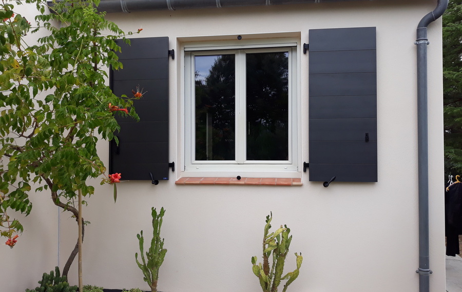 Volets battants épurés à PONTARLIER